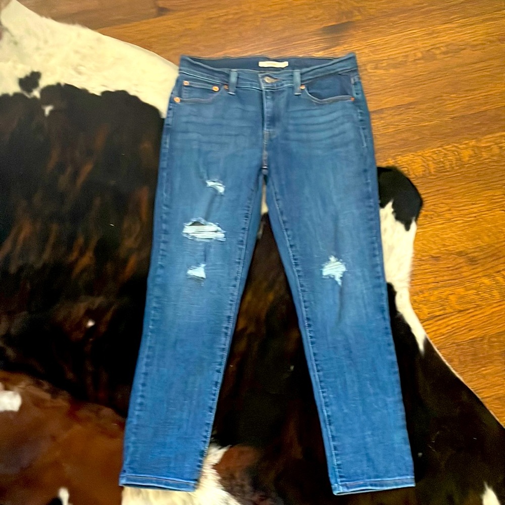Straight-cut Levi’s, size 28